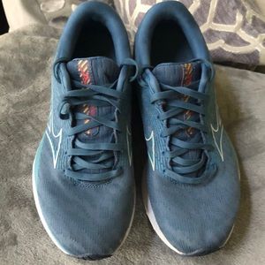 Mizuno Enerzy running shoe size 6.5.